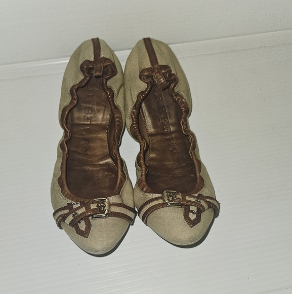 BURBERRY Thompson Canvas & Leather Ballet Flats Beige Brown Gold Buckle  40/9 US - Picture 1 of 16
